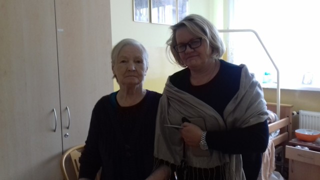 Po prawej Aldona Klimczak, dyrektor Domu Pomocy Społecznej w Wąbrzeźnie z 92-letnią panią Marianną, najstarszą mieszkanką DPS. Pani Marianna uwielbia śliwki w czekoladzie