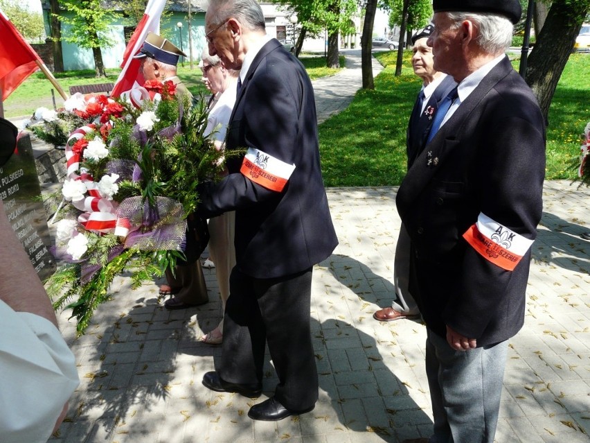 Dzień Zwycięstwa w Radomsku. Złożenie kwiatów pod pomnikiem Grobem Nieznanego Żołnierza [ZDJĘCIA]