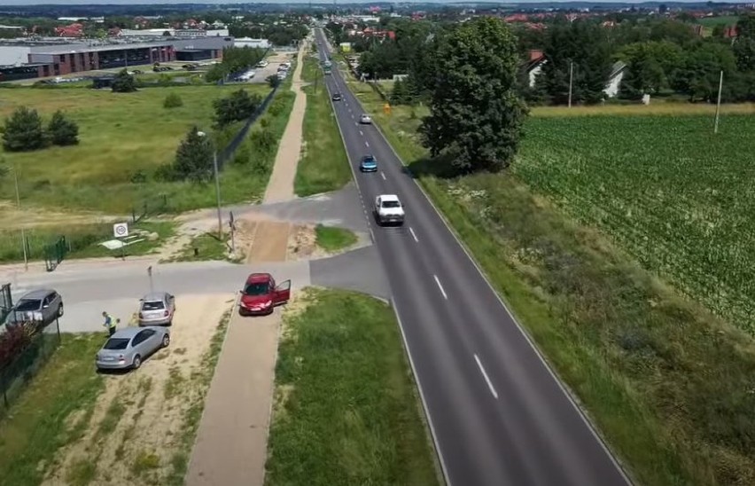 Budowa ścieżki rowerowej z Brodnicy do Osieka. Jak postępują prace? Kiedy się zakończą? Sprawdźcie i zerknijcie na zdjęcia