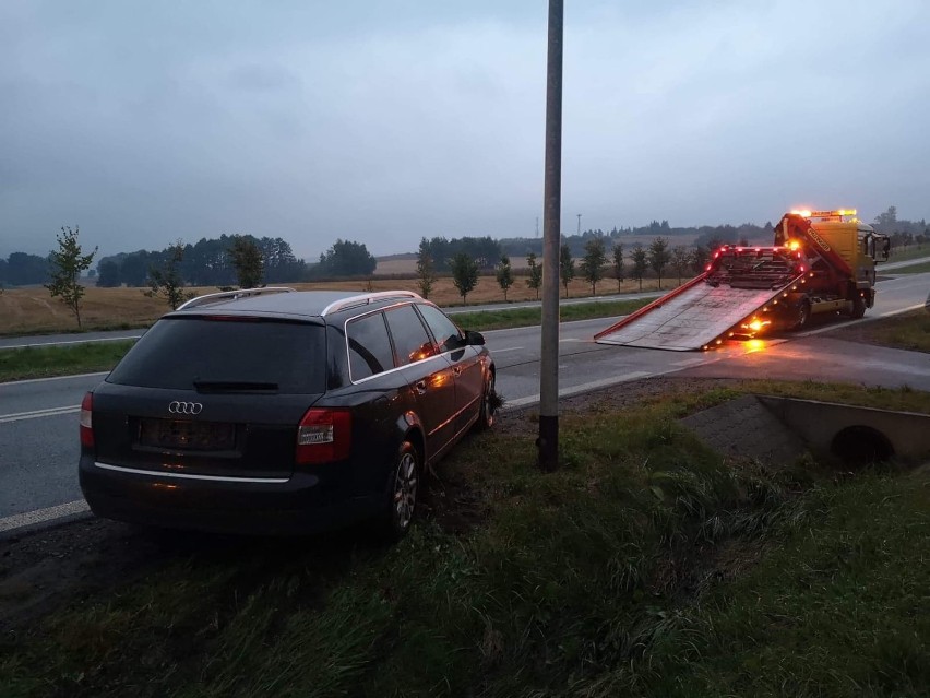 Zderzenie samochodów na ulicy Strzegomskiej w Wałbrzychu, na...