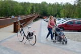 Kładka pieszo-rowerowa w Busku-Zdroju zachwyca architekturą. To duża atrakcja kurortu. Zapraszamy na przejazd - zobacz film i zdjecia 