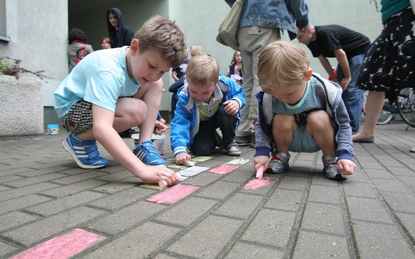 W Łodzi administracja zabroniła dzieciom zabawy na podwórku [ZDJĘCIA]