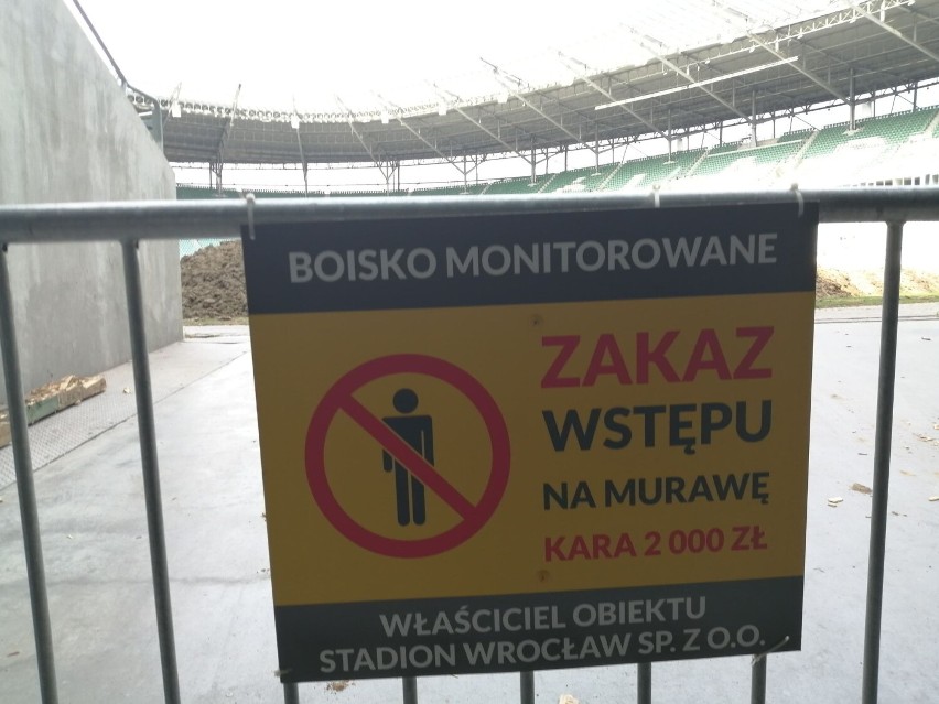 Armagedon na Stadionie Wrocław. Boisko wygląda jak... po wybuchu bomby. Co tu się stało? (ZDJĘCIA)