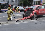 Zderzenie na skrzyżowaniu w centrum Głogowa. Opel z impetem uderzył w volkswagena. ZDJĘCIA