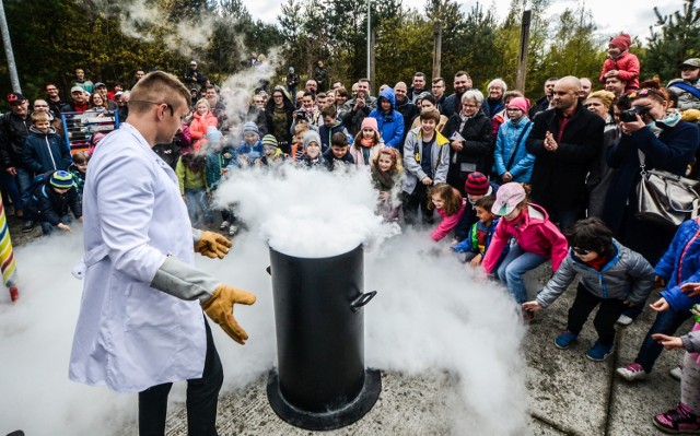 Godziny otwarcia muzeum w majówkę

W okresie majówki Muzeum Okręgowe będzie czynne dla zwiedzających. W dniach 1 oraz 3 maja obowiązują weekendowe godziny otwarcia:

Muzeum w śródmieściu:

1 oraz 3 maja: godz. 11.00-18.00

Exploseum: 9.00 – 17.00

Zwiedzanie Exploseum wraz z przewodnikiem:

9.30 – 12.00, 11.30 – 14.00, 12.30 – 15.00, 14.30 – 17.00