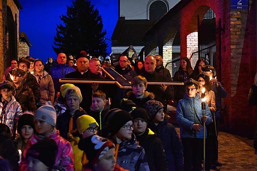 Ulicami Biecza doświetlanymi blaskiem świec i pochodni...