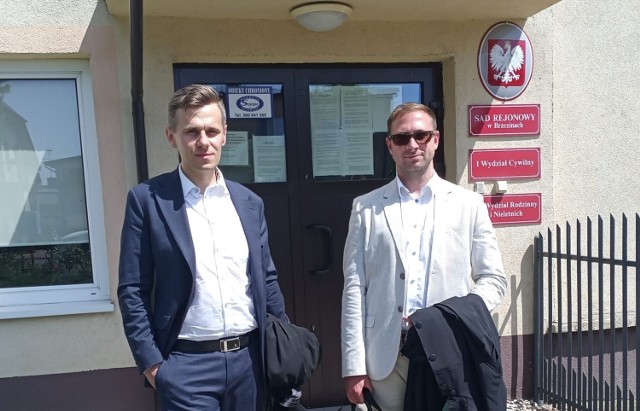 Reprezentujący brzeziniankę adwokaci Piotr Majewski i Sebastian Głogowski po zakończeniu posiedzenia.