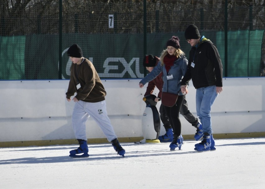 Piękna pogoda przyciągnęła wielu sympatyków jazy na łyżwach na lodowisko w Radomiu. Zobaczcie zdjęcia