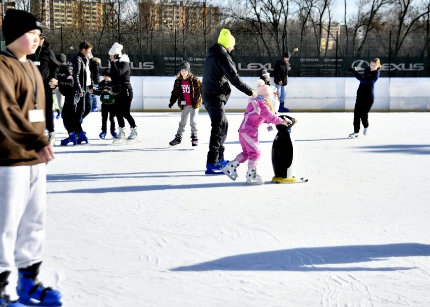 Piękna pogoda przyciągnęła wielu sympatyków jazy na łyżwach na lodowisko w Radomiu. Zobaczcie zdjęcia