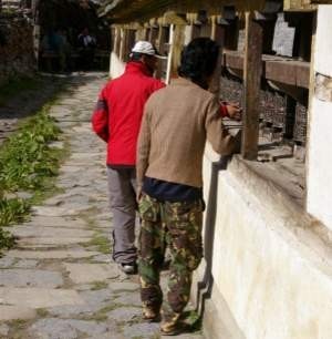 Na ulicach Nepalu często tak obładowani chodzą 12-letni chłopcy.