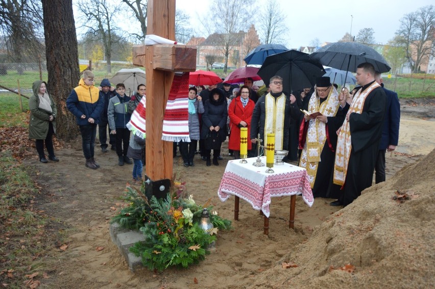 Lębork. Biskup poświęcił krzyż w miejscu, gdzie budowana jest cerkiew greckokatolicka