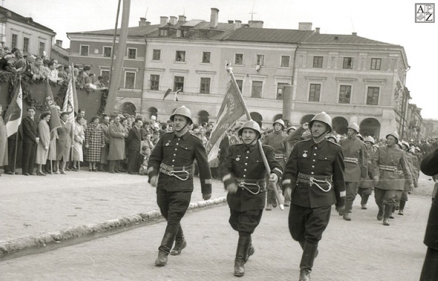 1 maja 1958 roku. Zamojscy strażacy podczas pochodu