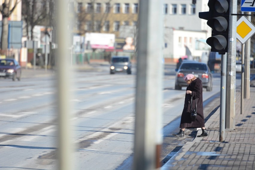 BMW wjechało w sygnalizację świetlną na ul. Piłsudskiego. Za kierownicą 20-latek [zdjęcia]