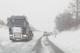 Pierwszy "dzień zimy" na ulicy 20 Straconych w Olkuszu. Samochód ciężarowy zablokował drogę, po mocnych opadach śniegu