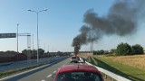 Czerwionka-Leszczyny. Na autostradzie A1 samochód stanął w ogniu! Na miejsce przybyły już służby. Droga jest już przejezdna