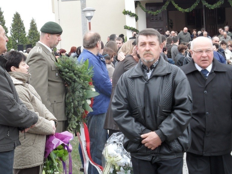 Rusinowice: Pogrzeb ks. Damiana Kominka [ZDJĘCIA]. Duszpasterza żegnały tłumy wiernych