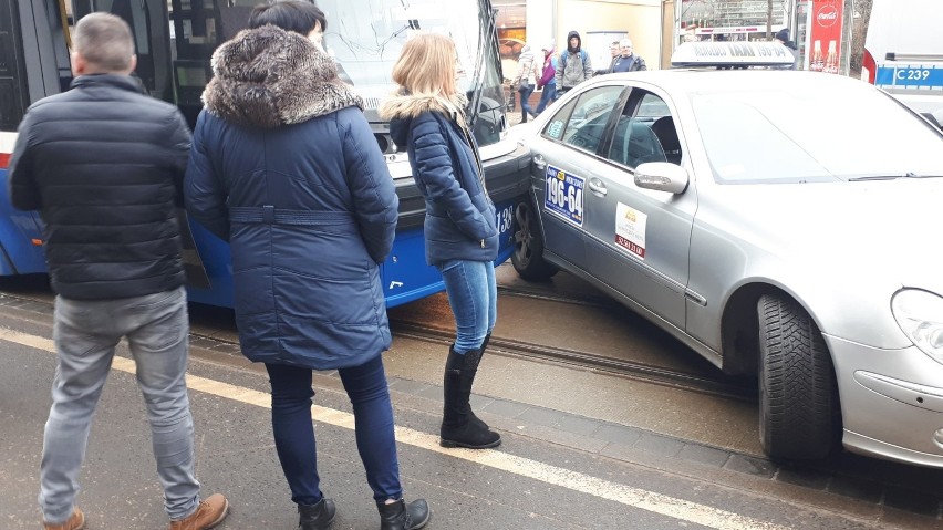 Wypadek na ul. Gdańskiej w Bydgoszczy. Taksówka zderzyła się z tramwajem [zdjęcia, wideo]