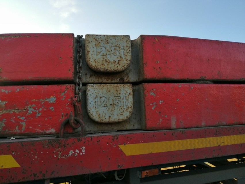 Przeładowana ciężarówka zatrzymana w okolicy Piask. Zastrzeżeń było więcej: pęknięta szyba, uszkodzone opony. Zobacz zdjęcia 