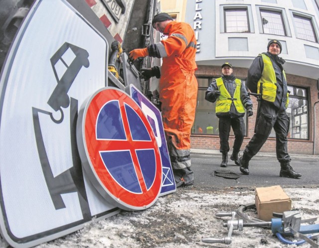 Zakaz zatrzymywania się i postoju obowiązuje już na trzech ulicach w okolicach Starego Rynku. A jednak są to akurat te ulice, które sąsiadują z nowym parkingiem.