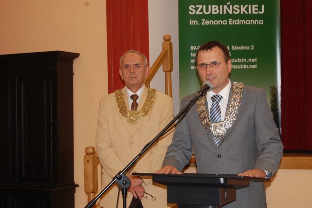 Medale wręczono na uroczystej sesji, która otworzyli w muzeum burmistrz Artur Michalak i przewodniczący Rady Miejskiej Szubina Remigiusz Kasprzak