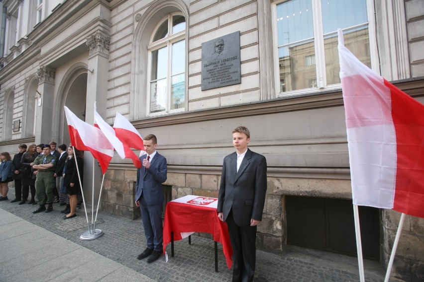 Rocznica smoleńska: wieńce pod tablicą upamiętniającą śp....