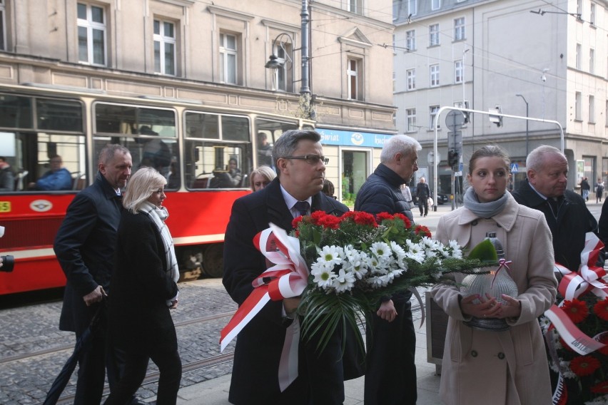 Rocznica smoleńska: wieńce pod tablicą upamiętniającą śp....