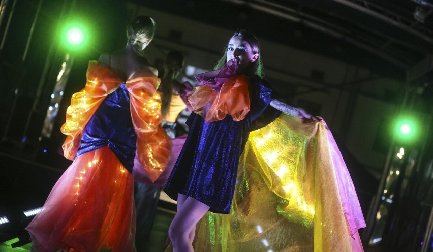 Świetlny pokaz mody projektów Sabiny Burek na Rynku w Krośnie [ZDJĘCIA]