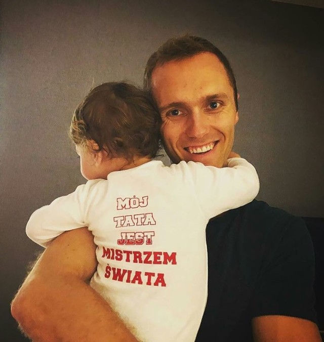 Paweł Zatorski przyjmuje gratulacje od swojego synka, który z okazji złota taty na mundialu założył specjalną koszulkę