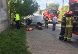 Wypadek w Dąbrowie Górniczej. Kierowca volkswagena uderzył w drzewo, lądował śmigłowiec LPR