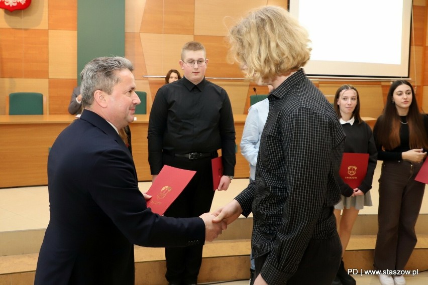I Sesja Młodzieżowej Rady Miejskiej w Staszowie. Radni złożyli ślubowanie i wybrali przewodniczącego