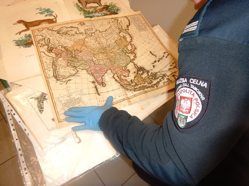 Celnicy zatrzymali na granicy stuletnie obrazki i mapy