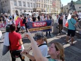 Kraków. Na Rynek przyszli przeciwnicy "dzielenia na zaszczepionych i niezaszczepionych"