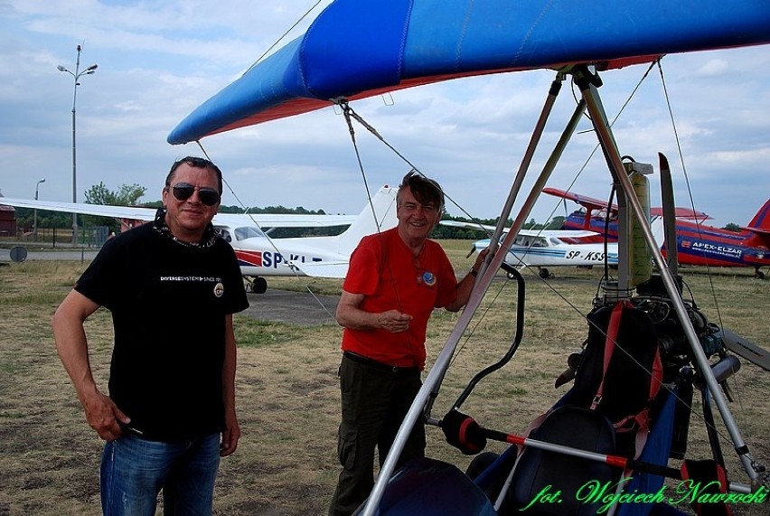 Kazimierz Nawrocki - pilot (czerwona koszulka) i Bogusław...
