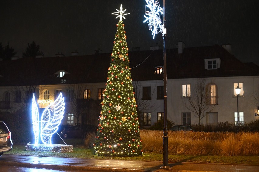 Na Bielanach przyozdobiono cały dom w świąteczne lampki