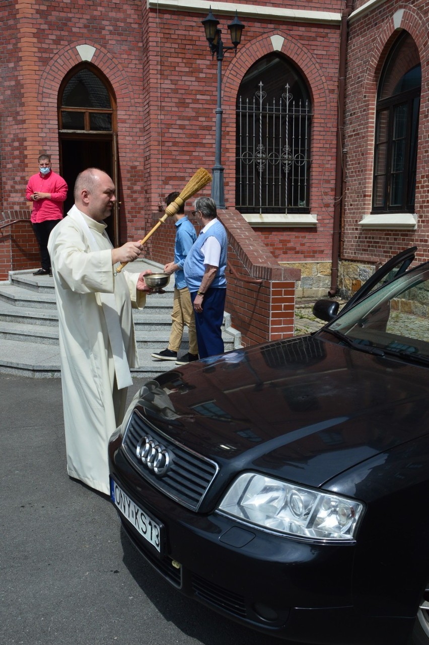 W parafiach w Nysie księża święcą pojazdy. Kościół poleca kierowców św. Krzysztofowi