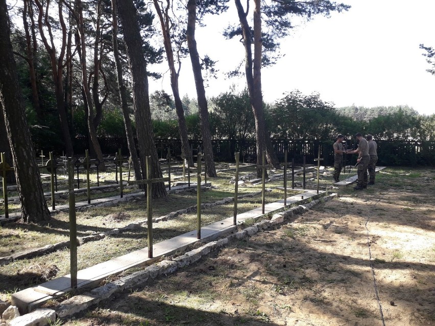 Kotowice: Polscy i niemieccy żołnierze wspólnie porządkują Zabytkowy Cmentarz Wojenny [ZDJĘCIA]