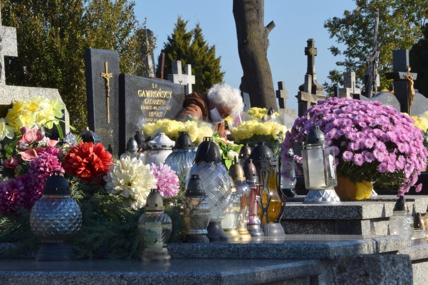 Oblężenie cmentarza w Staszowie w niedzielę, 8 listopada. Tłumy ruszyły na groby (ZDJĘCIA)