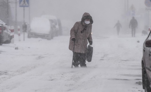 Jednym z istotnych zaleceń w czasie mrozów jest odpowiedni ubiór. Wybierając kurtkę, postawmy na puchową. Nie zapominajmy czapce, rękawiczkach i solidnym obuwiu.