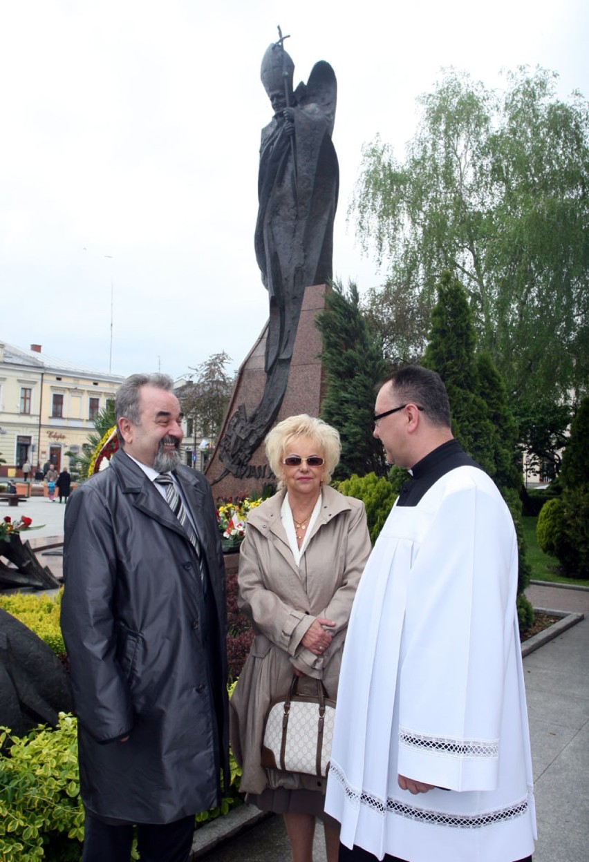 Święty Jan Paweł II – W Nowym Sączu nabożeństwo na Rynku i transmisja z Watykanu