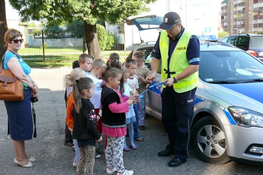 Policja w Chodzieży rozdaje odblaski i uczy zasad ruchu [ZDJĘCIA]