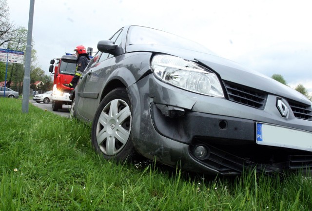 Siła uderzenia wyrzuciła skodę na jedną z bocznych wysepek ronda. Tylko szczęśliwym zbiegiem okoliczności samochód nie wpadł na ludzi na chodniku.