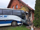 Wypadek na drodze Bydgoszcz - Inowrocław. Autobus wjechał w dom mieszkalny - mamy zdjęcia