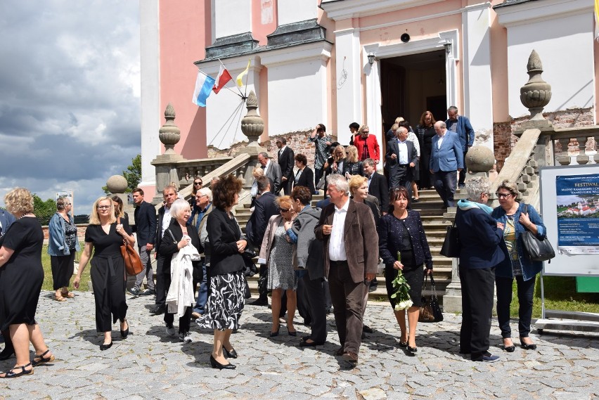 Suwałki. W strugach deszczu krewni, przyjaciele i znajomi pożegnali śp. Jadwigę Olbryś [Zdjęcia]