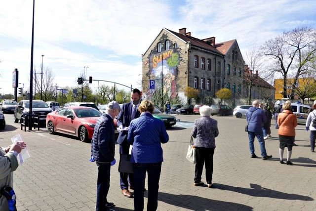 W Świętochłowicach rozdano seniorom maseczki.
Zobacz kolejne zdjęcia/plansze. Przesuwaj zdjęcia w prawo - naciśnij strzałkę lub przycisk NASTĘPNE