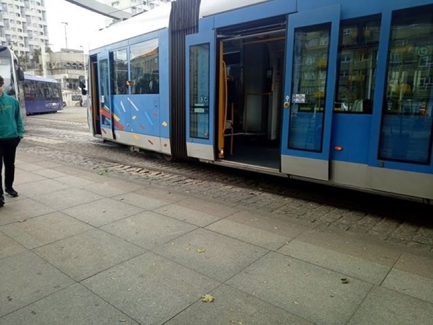 Wrocław. Wykolejony tramwaj, drzewa na torowiskach. Paraliż na drogach po wichurze...