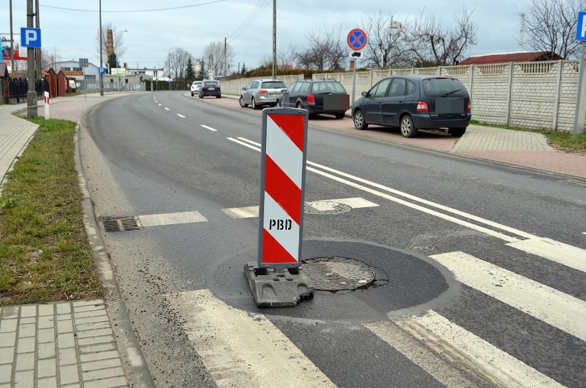 Głogów: Popękany asfalt przy studzienkach na ulicy Rudnowskiej. Kierowcy, uważajcie. 