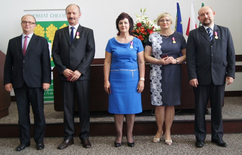 Wojewoda wręczył medale pracownikom chełmskiego starostwa.