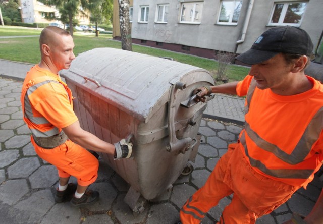 Rok po rewolucji śmieciowej w Mysłowicach: Śmieciarka będzie jeździła częściej po odpady mokre na duzych osiedlach.