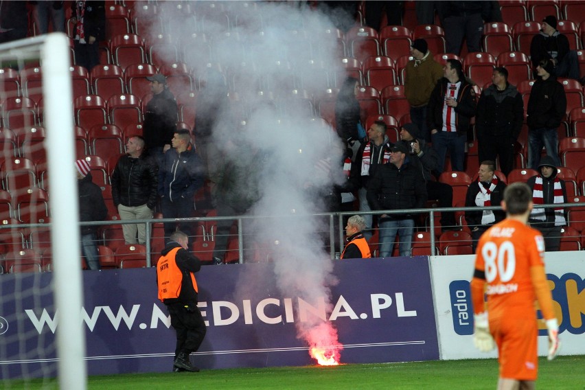 Cracovia - Pogoń. Kibice Pogoni Szczecin odpalili i rzucili...