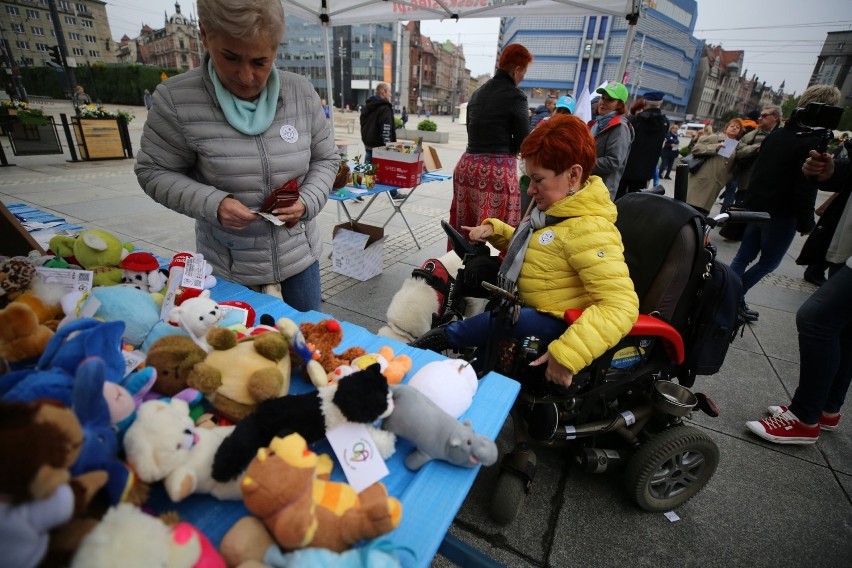 Manifestacja niepełnosprawnych na rynku w Katowicach